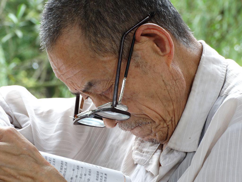 “老花眼”誰都避不開，哪些癥狀說明眼睛提前“花”了？